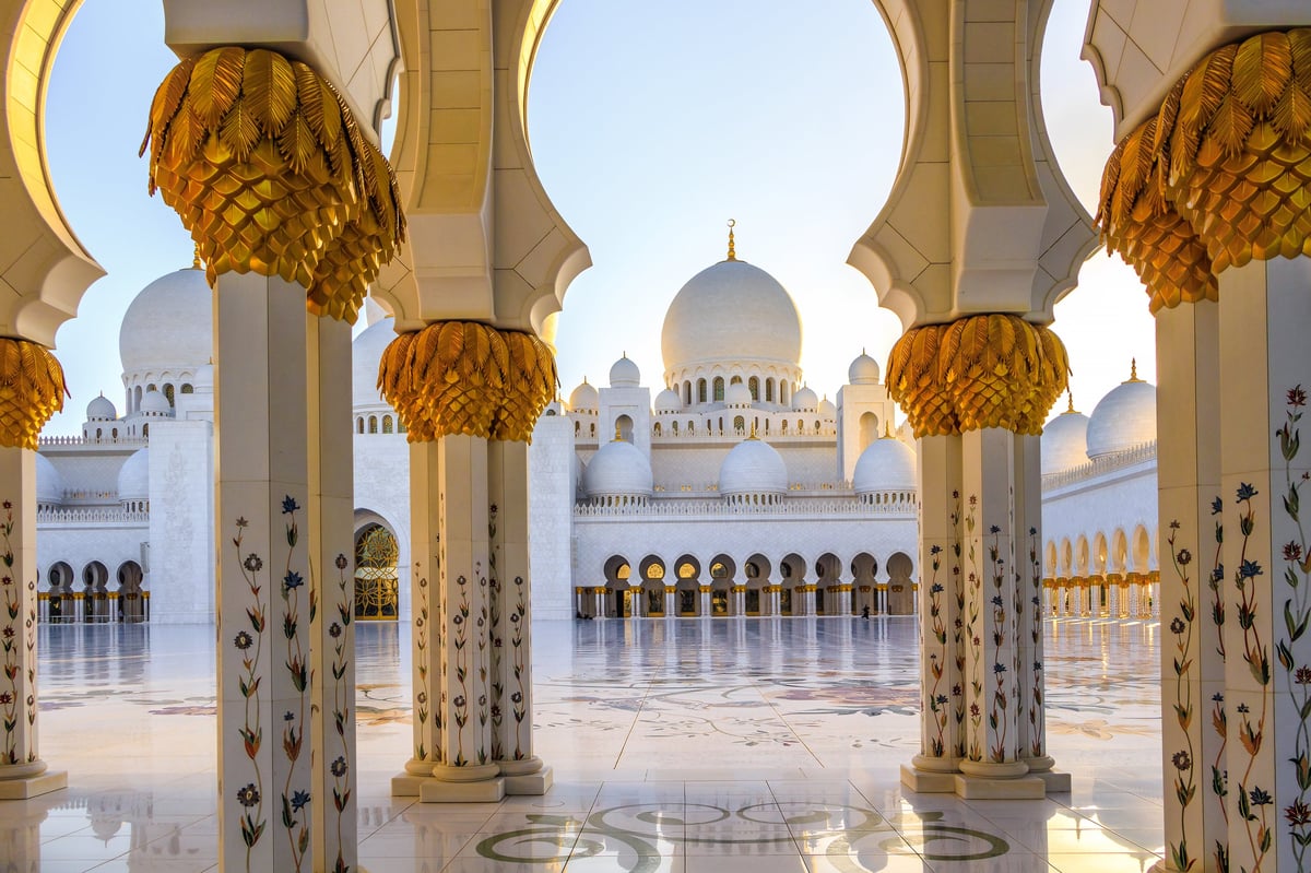 Sheikh Zayed Grand Mosque in Abu Dhabi illuminated at night