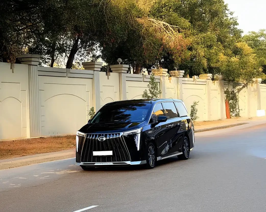 Luxury black GAC M8 MPV parked on residential street